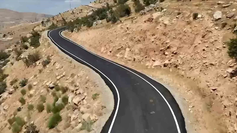 Siirt’te 9 bin metrelik yol sıcak asfaltla buluştu
