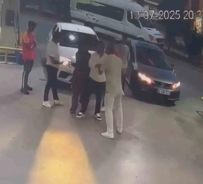 Sürücülerin şerit kavgası kanlı bitti: 1 yaralı
