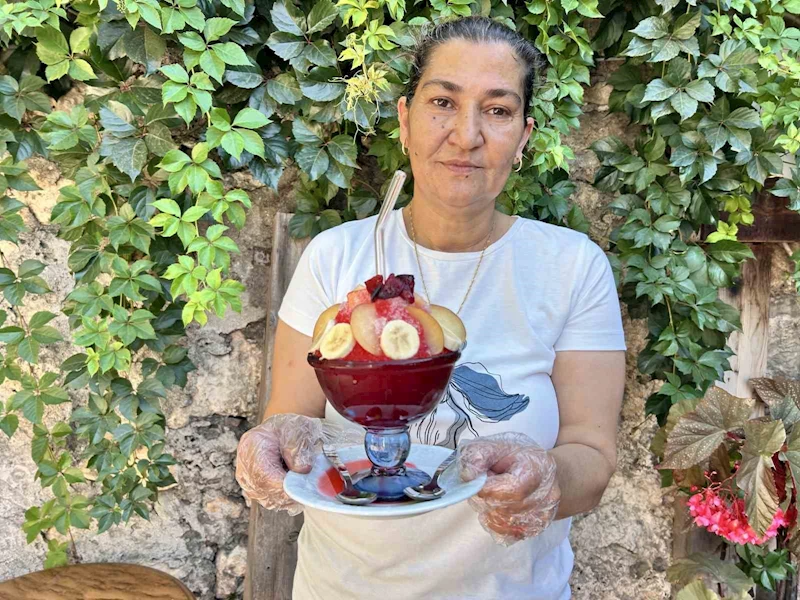 Eşinin iş kazası geçirmesiyle hayatı değişen kadın, 450 yıllık külliyede serinleten lezzet bici biciyle hayata tutundu
