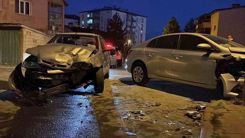Sivas’ta iki otomobil çarpıştı: 6 kişi yaralandı
