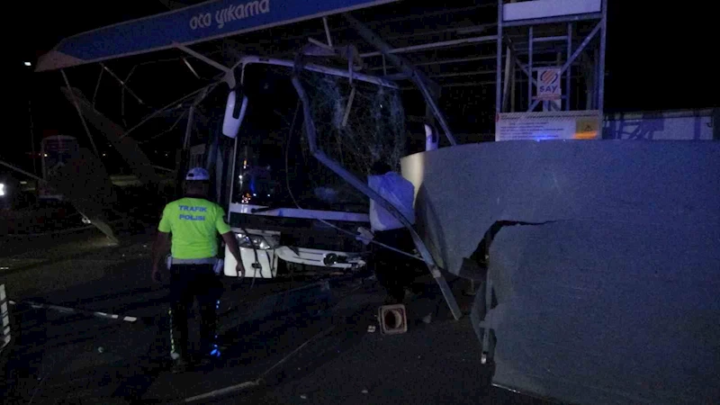 Malatya’da kontrolden çıkan yolcu otobüsü oto yıkamaya daldı: 8 yaralı
