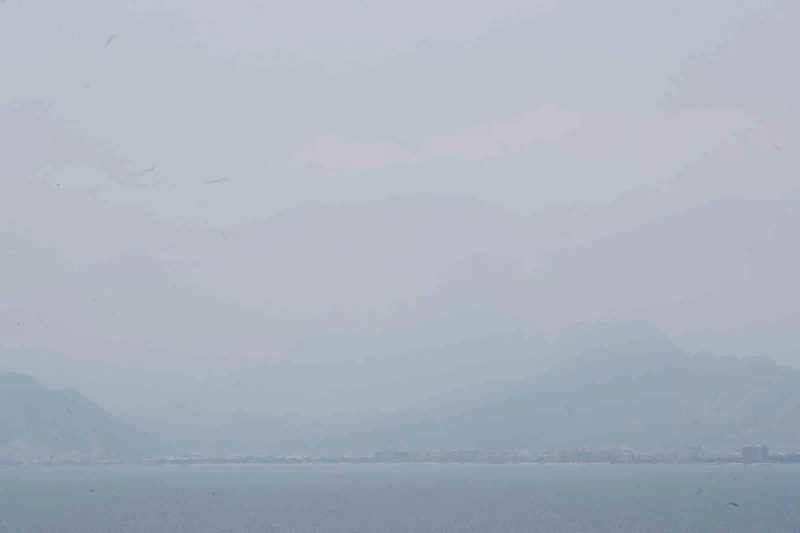 Antalya’nın simgesi Beydağları nem bulutu arasında kayboldu
