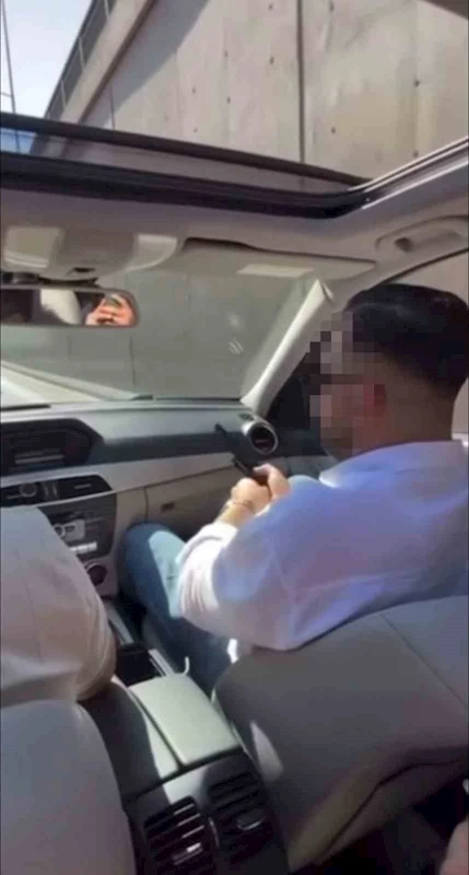 Seyir halindeki araçtan peş peşe böyle ateş açtı
