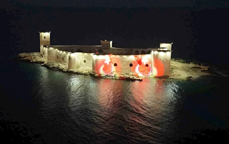 Mersin’in simgesi Kızkalesi ’Ay Yıldızla’ aydınlandı
