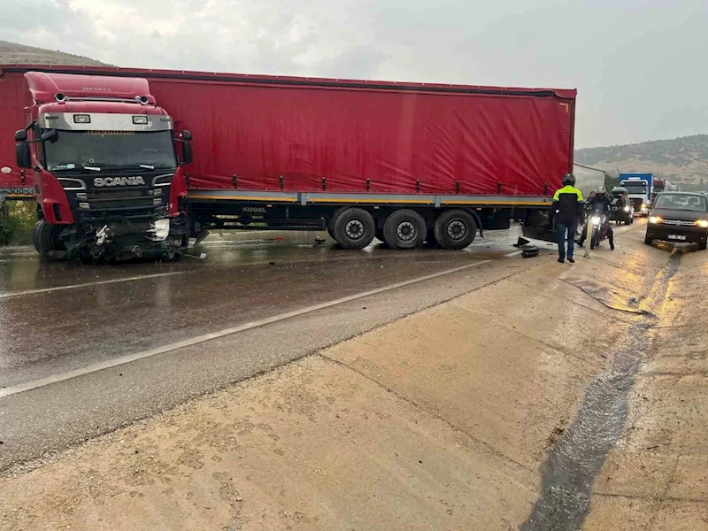 Otomobile çarpan tır sürücüsü yaralandı
