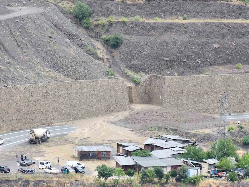 Artvin’de heyelan: Yol trafiğe kapandı
