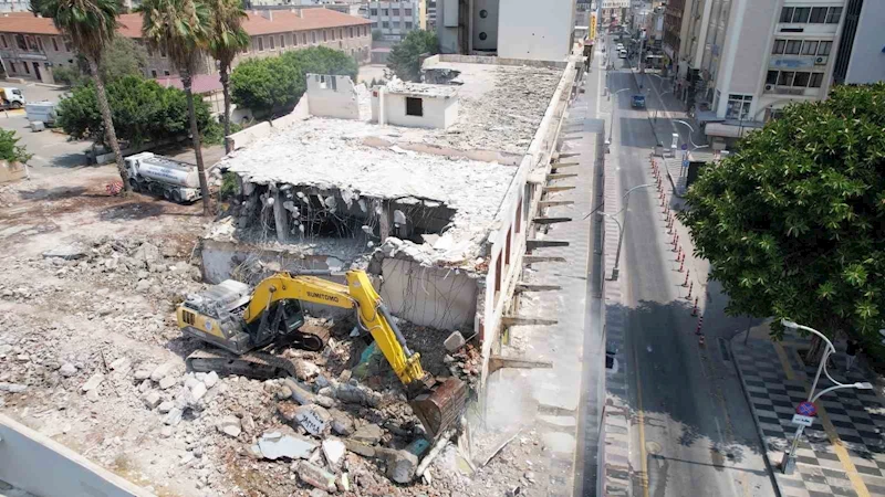 Mersin’de eski öğretmenevinin yıkımı gerçekleştirildi

