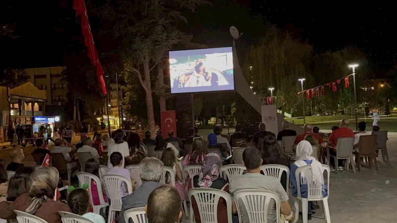 Duygu yüklü film açık havada izlendi
