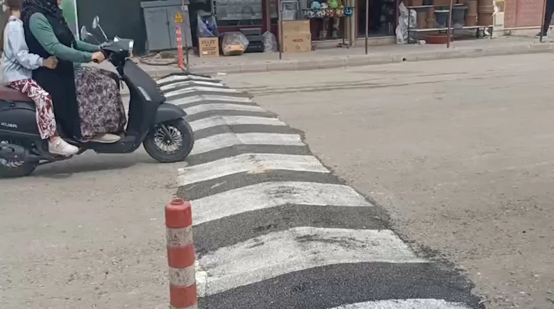 Elektrik hattı korunsun diye yapılan kasis, motosikletliyi hastanelik etti
