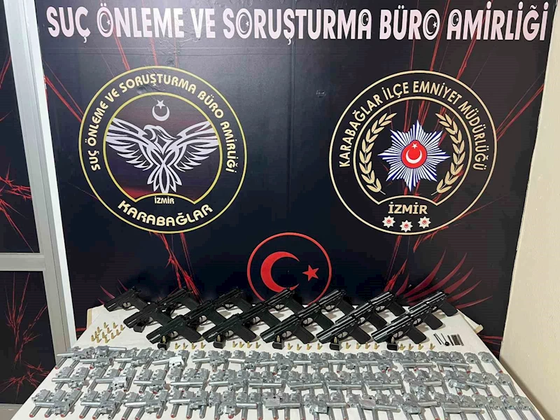 İzmir’de silah ticareti operasyonu: Gizli bölmelerde ele geçirildi
