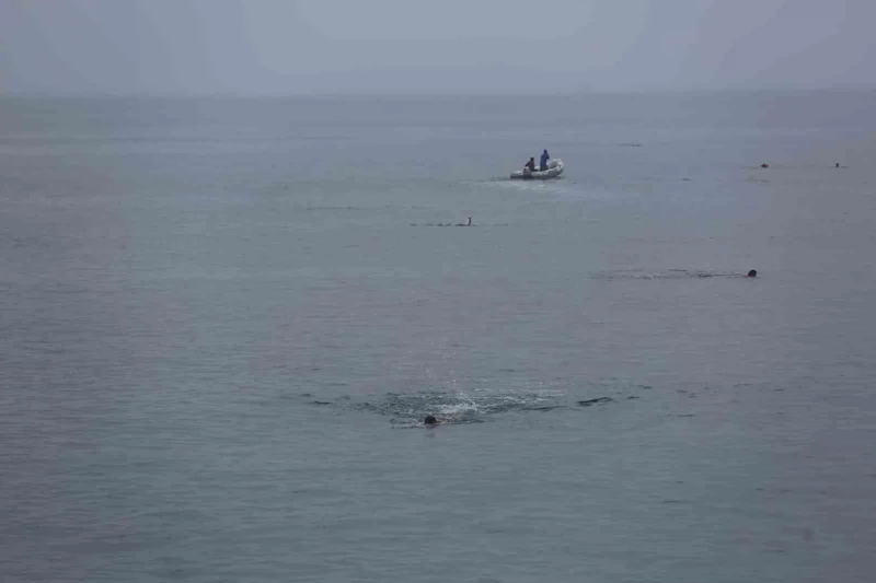 15 Temmuz için Karadeniz’de 4 kilometre boyunca yüzdüler
