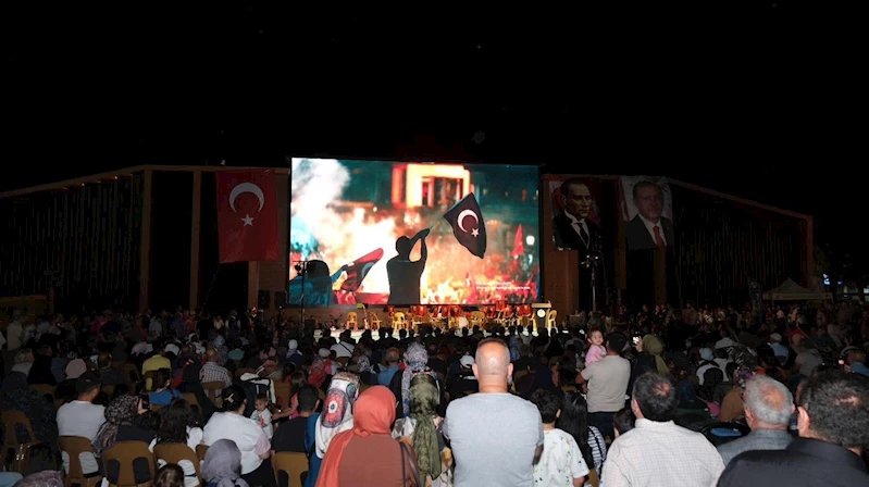 Erzincan’da vatandaşlar 15 Temmuz’da tek yumruk oldu

