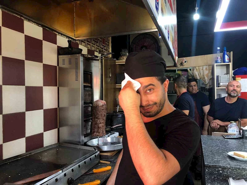 Döner ustalarının iki sıcak arasındaki zorlu mücadelesi
