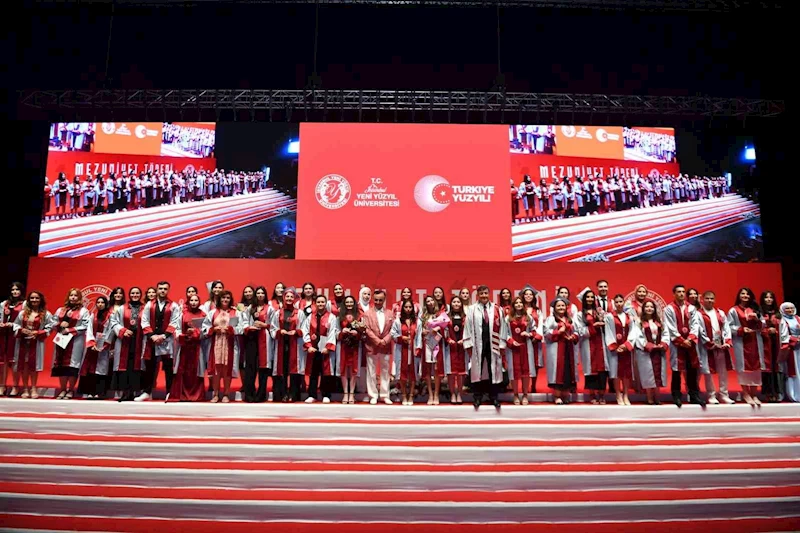 İstanbul Yeni Yüzyıl Üniversitesi’nde mezuniyet coşkusu
