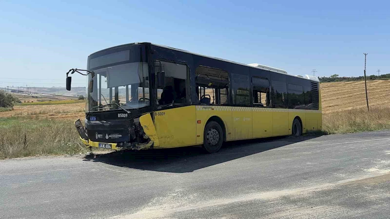 Arnavutköy’de İETT otobüsü ile otomobil kafa kafaya çarpıştı: 1 ölü
