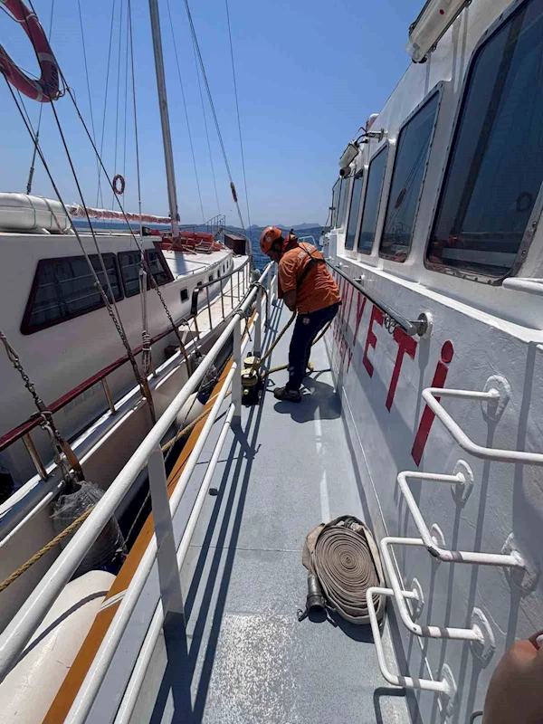 Bodrum’da su alan tekneyi KIYEM ekipleri müdahale etti
