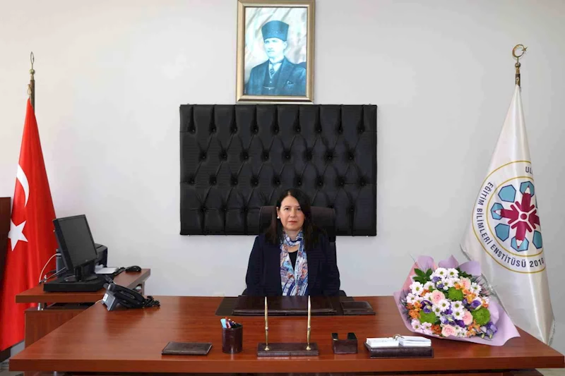Eğitim bilimleri enstitüsünde bayrak değişimi
