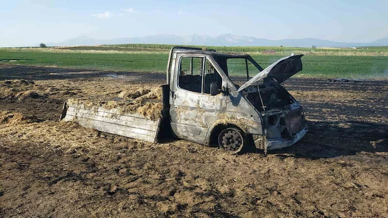 Kamyoneti samanlarla birlikte yanan üreticiye yardım eli uzandı
