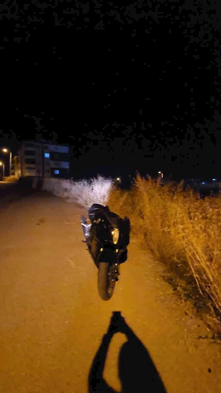 Çaldıkları motosikleti boş araziye atıp kaçtılar
