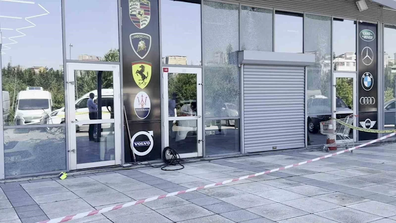 Küçükçekmece’de oto galeriye kurşun yağmuru
