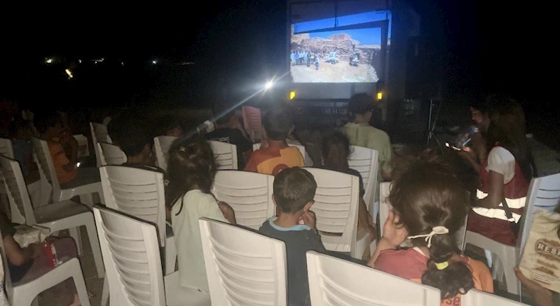Çölün ortasına beyaz perde kuruldu
