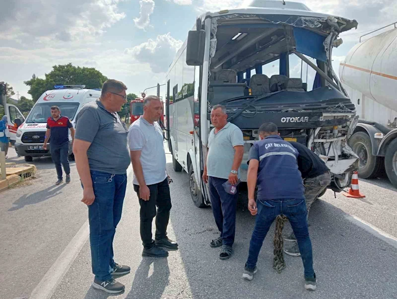 Afyonkarahisar’da midibüs kamyonla çarpıştı: 7 yaralı
