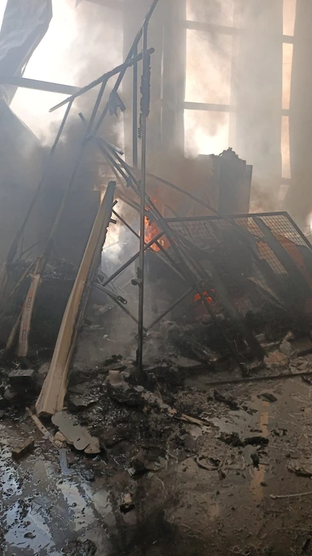 İş yerinde çıkan yangın diğer dükkanlara sıçramadan söndürüldü
