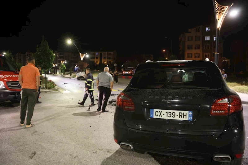 Çarpışan iki Porsche otomobilden birisi takla attı: 2 yaralı
