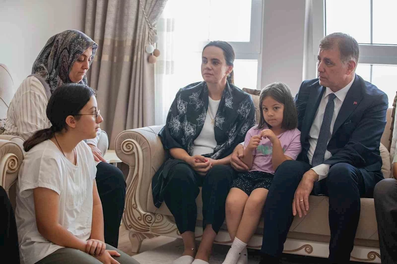 Başkan Tugay yangın şehidi İbrahim Demir’in ailesini ziyaret etti
