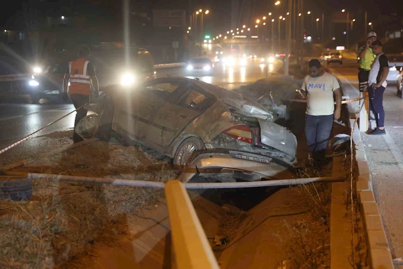Hatay’da otomobil aydınlatma direğine çarptı: 4 yaralı
