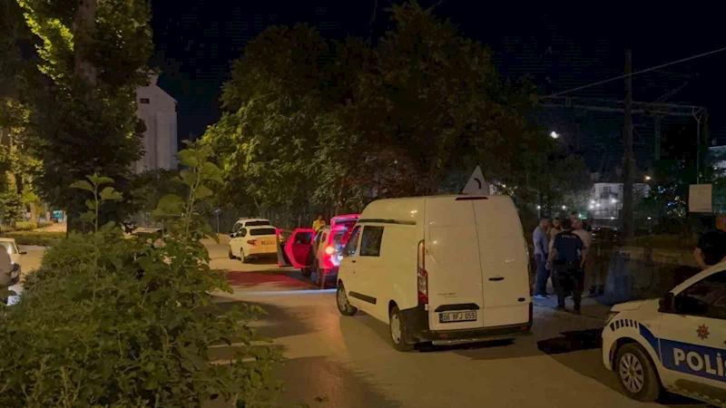 Hakkında 9 yıl hapis cezası bulunan şahıs jandarma aracı içerisinde tabancayla intihar girişiminde bulundu
