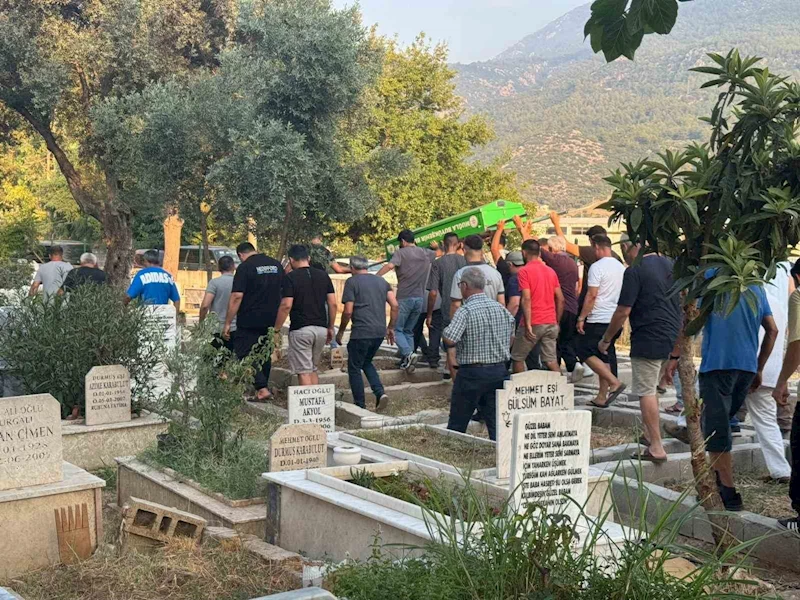 Havuza düşerek ölen minik Asil Kemal gözyaşlarıyla son yolculuğuna uğurlandı
