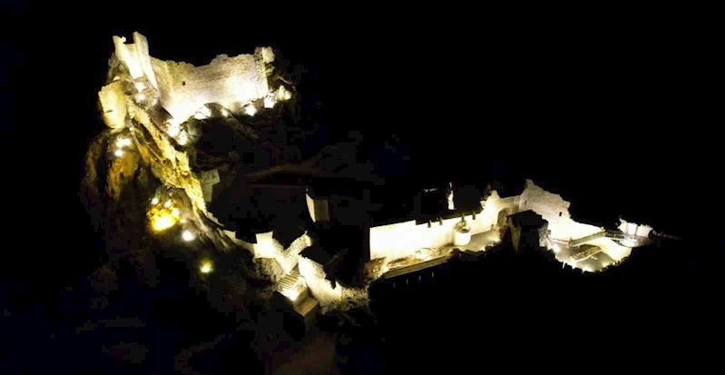 Eski Kahta Kalesi gece görüntüsüyle hayran bırakıyor

