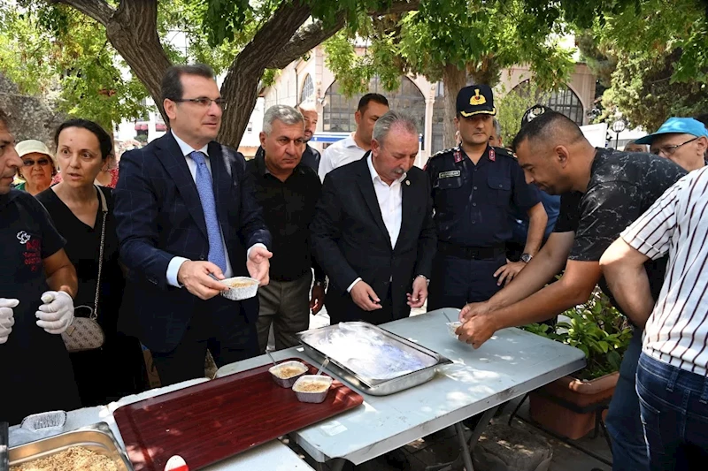 Salihli’deki şehit ailelerinden geleneksel aşure hayrı
