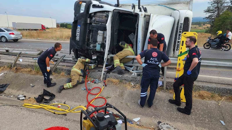 Kontrolden çıkan kamyon devrildi: 1 ağır yaralı
