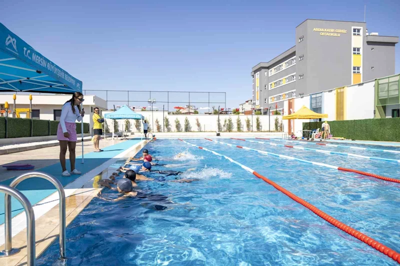 Mersin’de 7’den 70’e herkes eğlenerek yüzme öğreniyor
