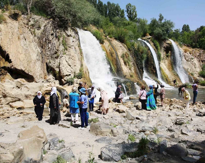 Van Büyükşehir Belediyesi yaşlılara moral gezisi düzenledi
