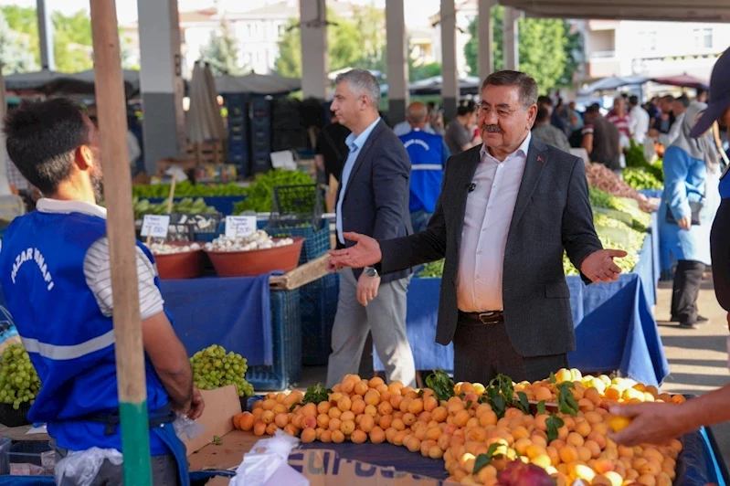 Başkan Odabaşı semt pazarında vatandaşların ve esnafın taleplerini dinledi

