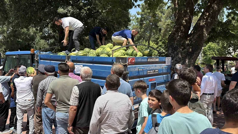 Tokatlı genç, dedesinin hayrına tonlarca karpuz dağıttı
