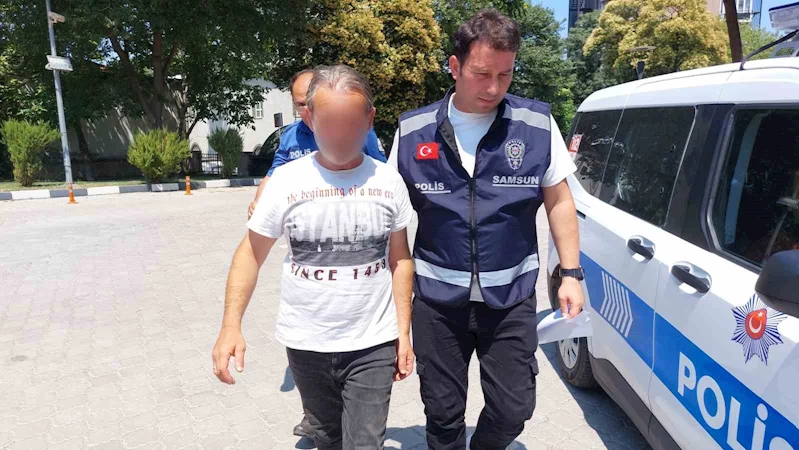 Park halindeki otomobilin üzerine battaniye örtüp ateşe verdi
