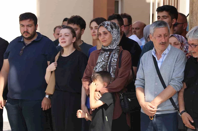 Trafik kazasında hayatını kaybeden eski Bitlis Valisi Karaömeroğlu’nun cenazesi törenle Ankara’ya uğurlandı
