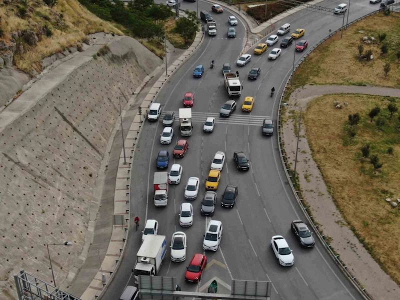İzmir’de trafiğe kayıtlı araç sayısı 2 milyon 20 bin 832 oldu

