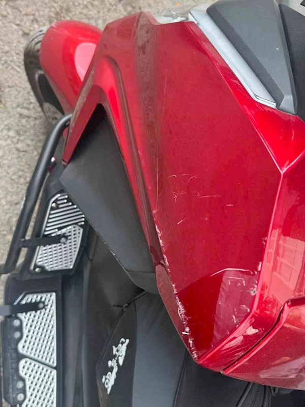 Otomobilin park halindeki motosiklete çarptığı kaza kamerada
