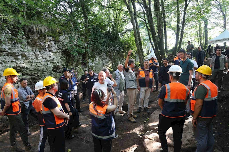 Artvin Valisi Ergün, Ciha Kalesi’ndeki kazı çalışmalarını inceledi
