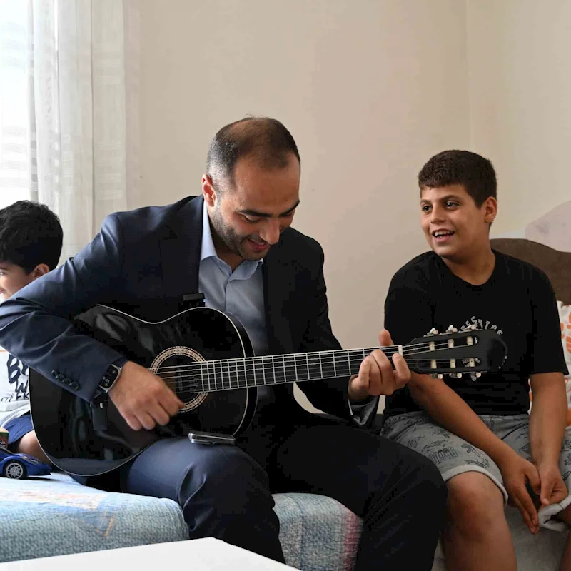 Gaziosmapaşa’da darbedilen özel çocuğa gitar sürprizi
