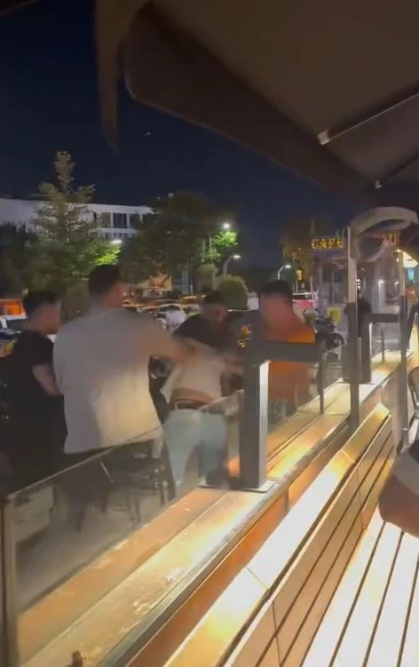 Kahve zincirinde iki grup arasında kavga çıktı, ortalık savaş alanına döndü
