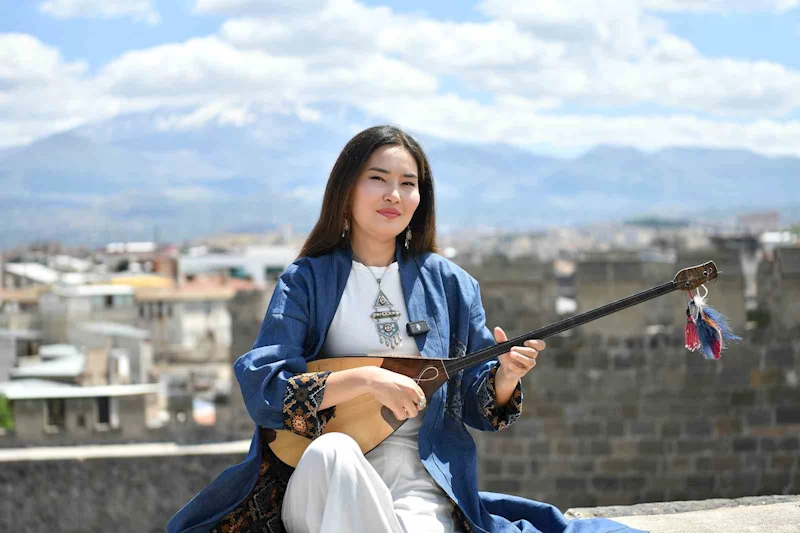 Büyükşehir ile Kayseri Kalesi’nde Kazak ezgileri yükseldi
