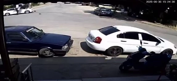 Otomobil ile motosikletin çarpıştığı kaza kamerada
