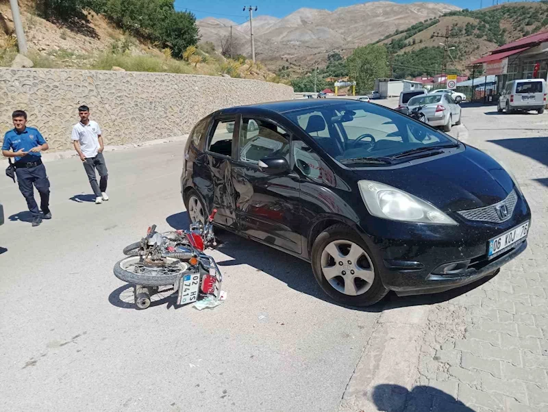 Otomobil ile motosiklet çarpıştı: 2 yaralı
