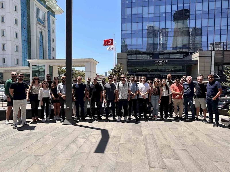 Felece Teknoloji çalışanları, şirketin genel merkezi önünde eylem yapıyor

